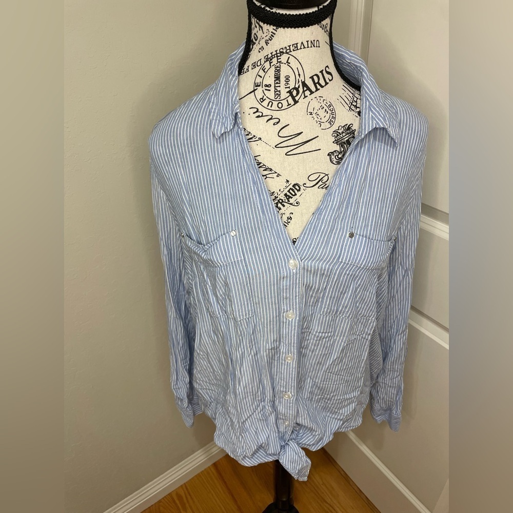 Jones New York Size Large Tie front blouse